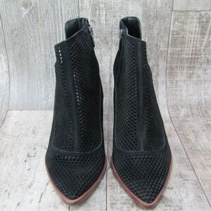 Women’s Vince Camuto Black Ankle Boots Pointed Toe ‘Levesna’ Size 8 NWOB